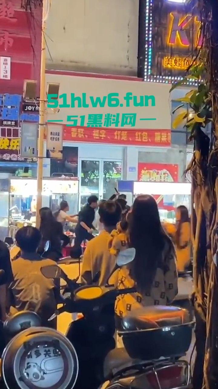 三亚港华夜市两摊主为争半米摊位持刀互砍,现场围观惨叫声惊悚起鸡皮。 第1张 三亚港华夜市两摊主为争半米摊位持刀互砍,现场围观惨叫声惊悚起鸡皮。 第1张