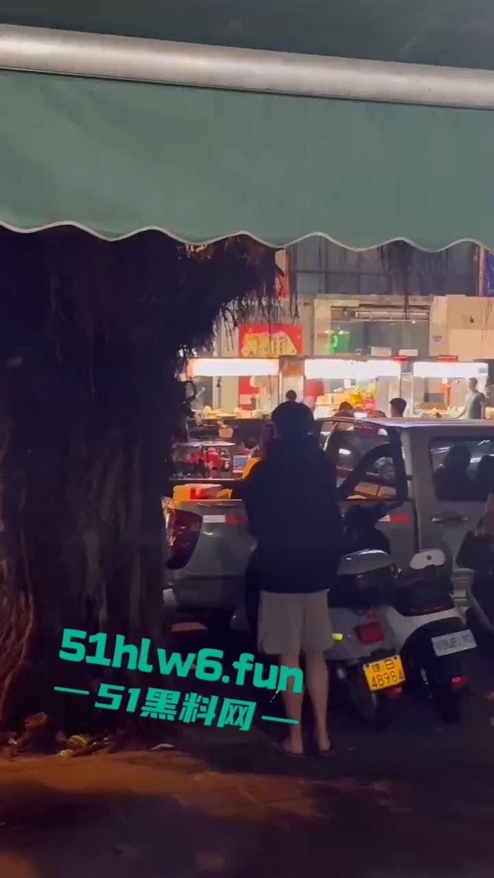 三亚港华夜市两摊主为争半米摊位持刀互砍,现场围观惨叫声惊悚起鸡皮。 第2张 三亚港华夜市两摊主为争半米摊位持刀互砍,现场围观惨叫声惊悚起鸡皮。 第2张