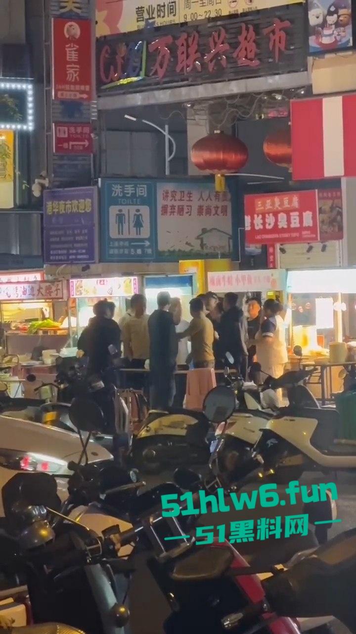 三亚港华夜市两摊主为争半米摊位持刀互砍,现场围观惨叫声惊悚起鸡皮。 第5张 三亚港华夜市两摊主为争半米摊位持刀互砍,现场围观惨叫声惊悚起鸡皮。 第5张
