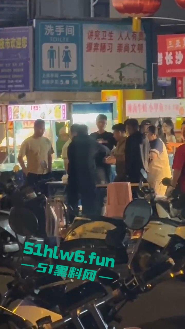 三亚港华夜市两摊主为争半米摊位持刀互砍,现场围观惨叫声惊悚起鸡皮。 第6张 三亚港华夜市两摊主为争半米摊位持刀互砍,现场围观惨叫声惊悚起鸡皮。 第6张