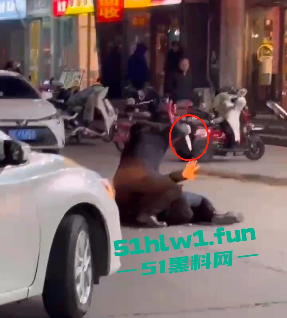 河北三河市街头刀仔,上上城三季小区附近,一男子持刀当街行凶,受害人撕心裂肺惨叫,周围无人敢上前援救。 第1张 河北三河市街头刀仔,上上城三季小区附近,一男子持刀当街行凶,受害人撕心裂肺惨叫,周围无人敢上前援救。 第1张