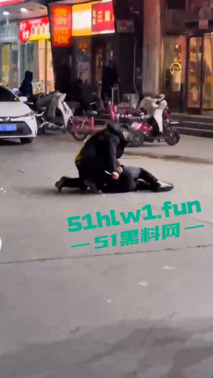 河北三河市街头刀仔,上上城三季小区附近,一男子持刀当街行凶,受害人撕心裂肺惨叫,周围无人敢上前援救。 第2张 河北三河市街头刀仔,上上城三季小区附近,一男子持刀当街行凶,受害人撕心裂肺惨叫,周围无人敢上前援救。 第2张