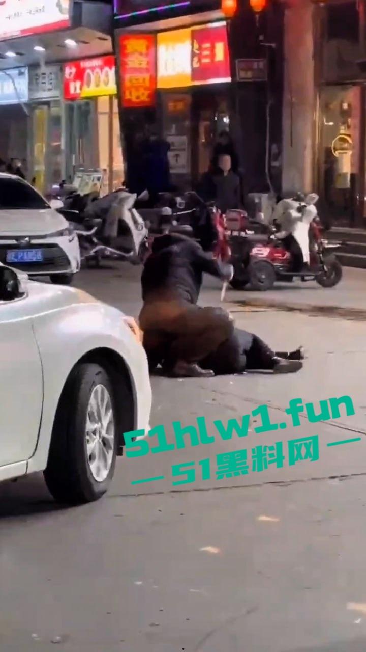 河北三河市街头刀仔,上上城三季小区附近,一男子持刀当街行凶,受害人撕心裂肺惨叫,周围无人敢上前援救。 第3张 河北三河市街头刀仔,上上城三季小区附近,一男子持刀当街行凶,受害人撕心裂肺惨叫,周围无人敢上前援救。 第3张