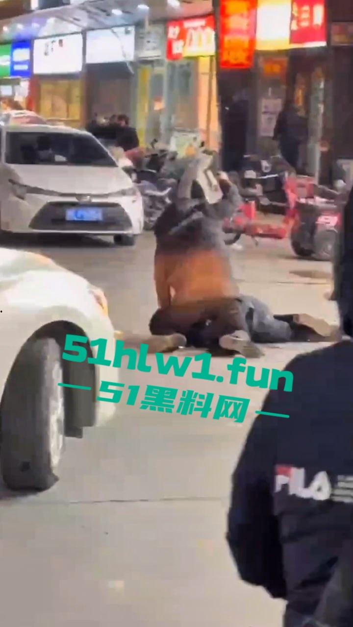 河北三河市街头刀仔,上上城三季小区附近,一男子持刀当街行凶,受害人撕心裂肺惨叫,周围无人敢上前援救。 第4张 河北三河市街头刀仔,上上城三季小区附近,一男子持刀当街行凶,受害人撕心裂肺惨叫,周围无人敢上前援救。 第4张