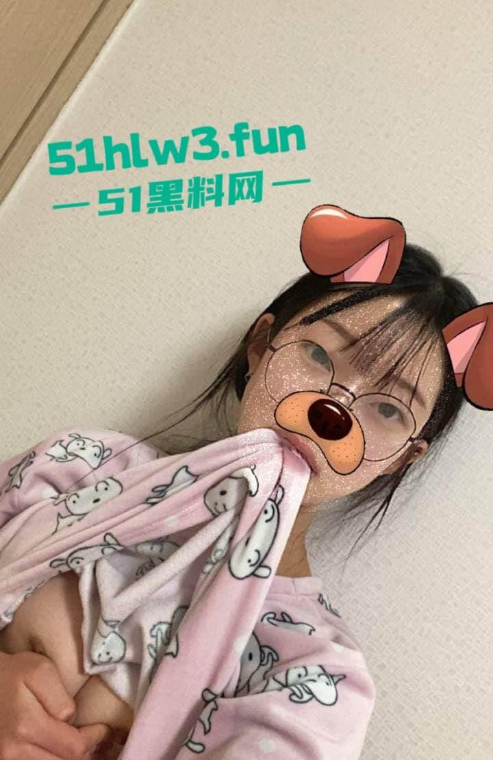 韩国极品学生妹身材纤细大奶翘臀，小穴粉嫩无毛全裸自拍勾引，渴望被有钱大叔包养。  第2张